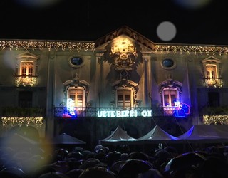 Gabon giroan murgildu dira arrasatearrak kaleetako argiak piztuta