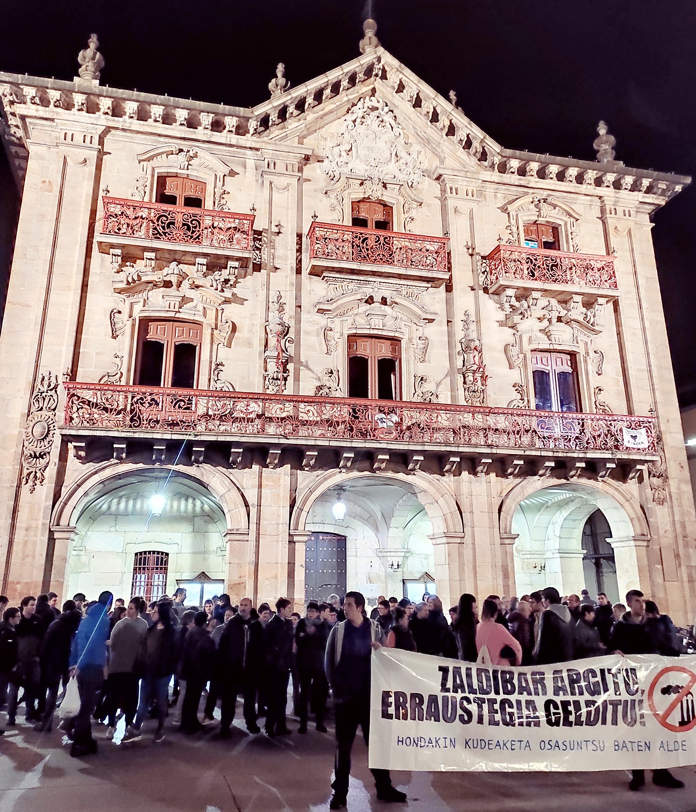 Elkarretaratzea egin dute Zaldibarko gertaera argitzeko eskatuz