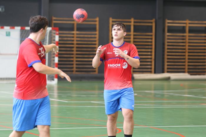 Puntu bateko aldea dago oñatiarren eta arrasatearren artean, eta derbia dute zapatuan