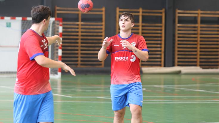 Puntu bateko aldea dago oñatiarren eta arrasatearren artean, eta derbia dute zapatuan