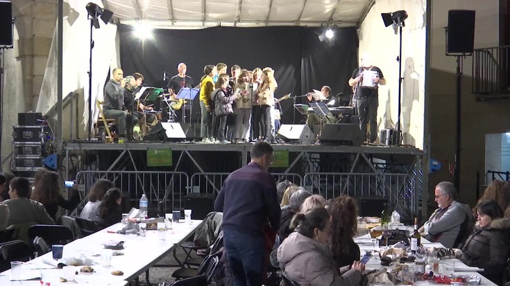 Heldu eta gaztetxo, euskaraz kantuan