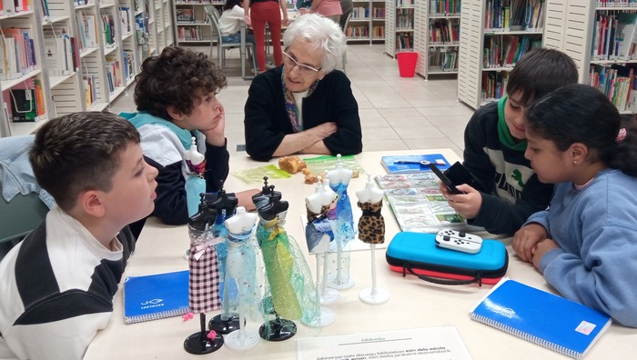 Saio "polita, hunkigarria eta aberatsa" Arrasateko Udal Bibliotekan, belaunaldien arteko topaketei esker