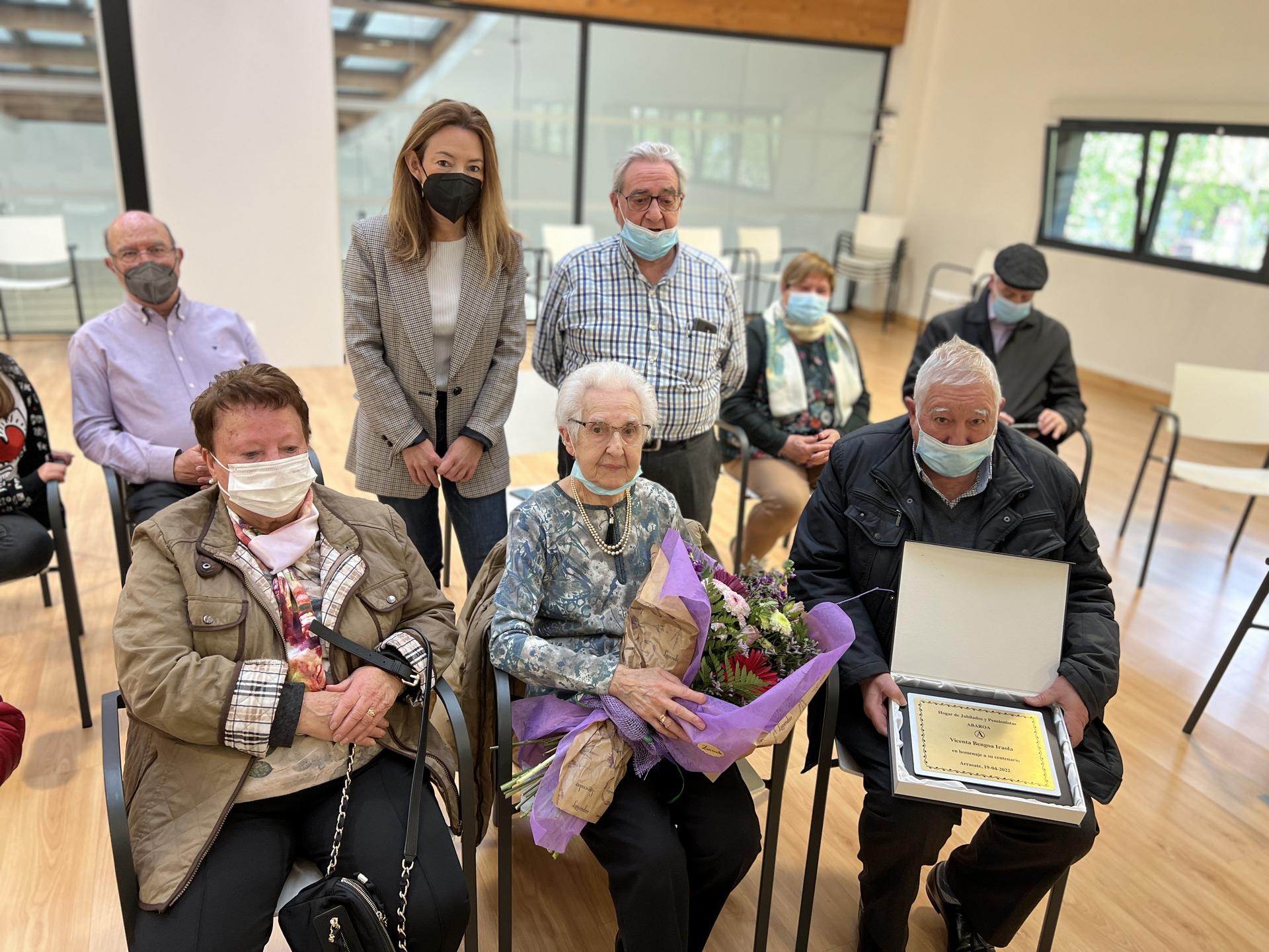 Vicenta Bengoa Iraolari omenaldia egin diote, 100 urte bete berritan