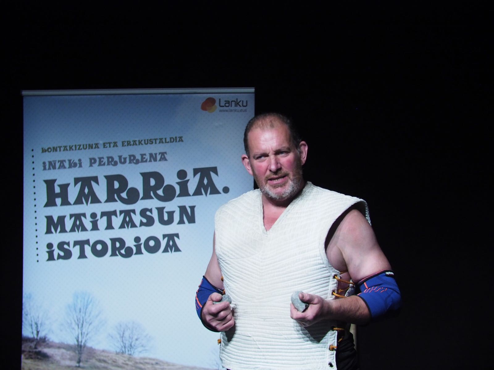 Emankizun poetikoa, Perurenak harriarekin duen hartu-emana azaltzeko