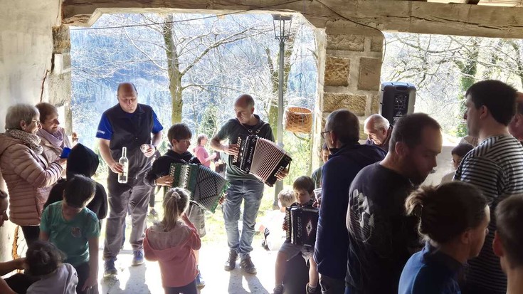 Elixamendiko jaia ospatu dute Angiozarko Mainddao auzoan