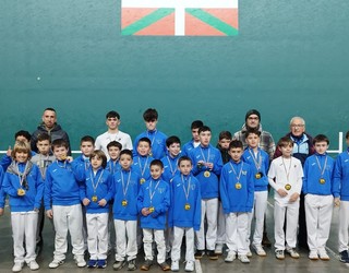 Aretxabaletako pilotari gaztetxoek Gabonetako txapelketa jokatu dute