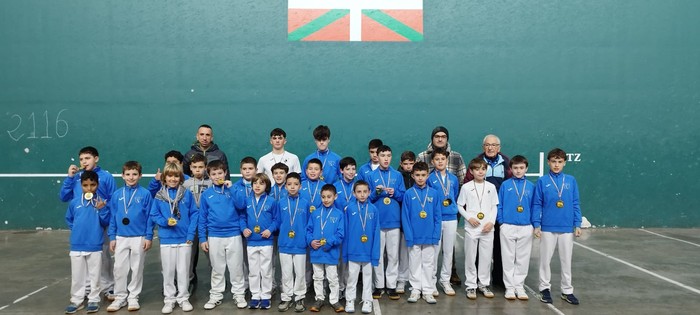 Aretxabaletako pilotari gaztetxoek Gabonetako txapelketa jokatu dute