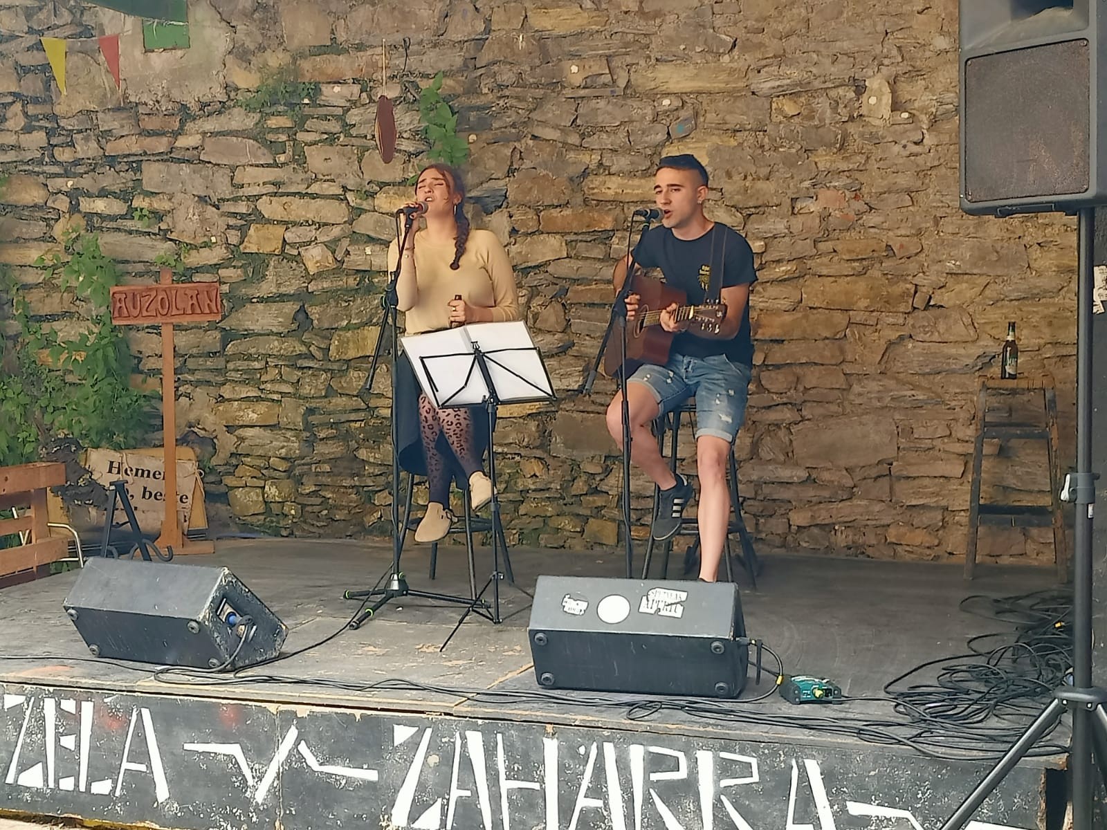 Julene eta Unai bikote akustikoaren saioa, egubakoitzean, Inkernun