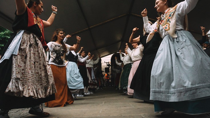 Dantza-jauziak, euskararen aldarri