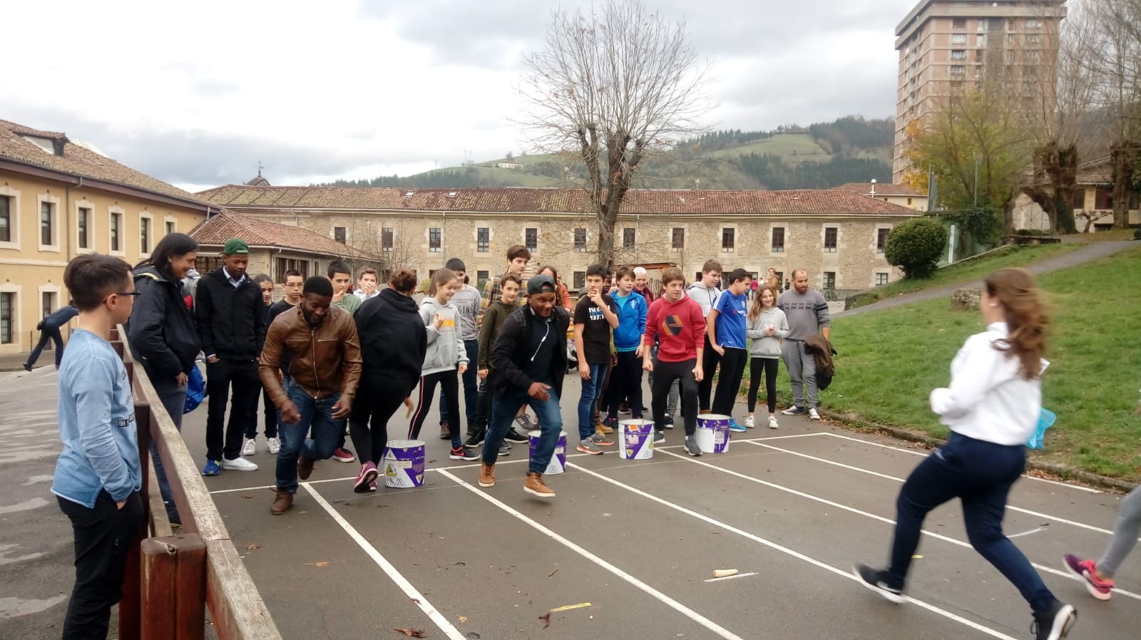 Oñatin aldi baterako bizi diren asilo eskatzaileak, Bergarako Mariaren Lagundian