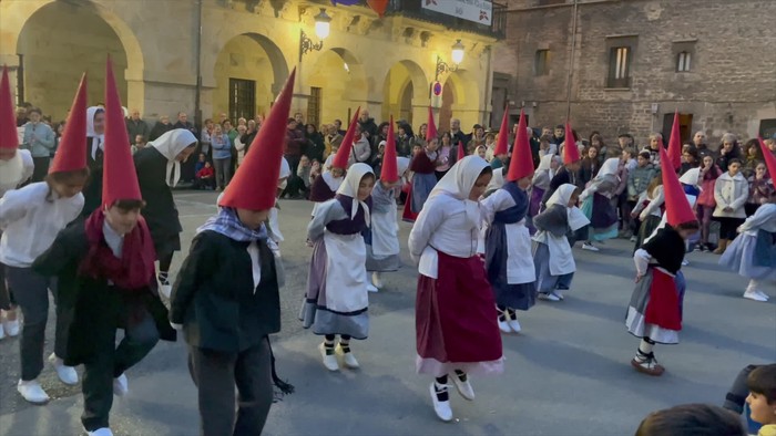 Aratusteak: Sorgin-dantza