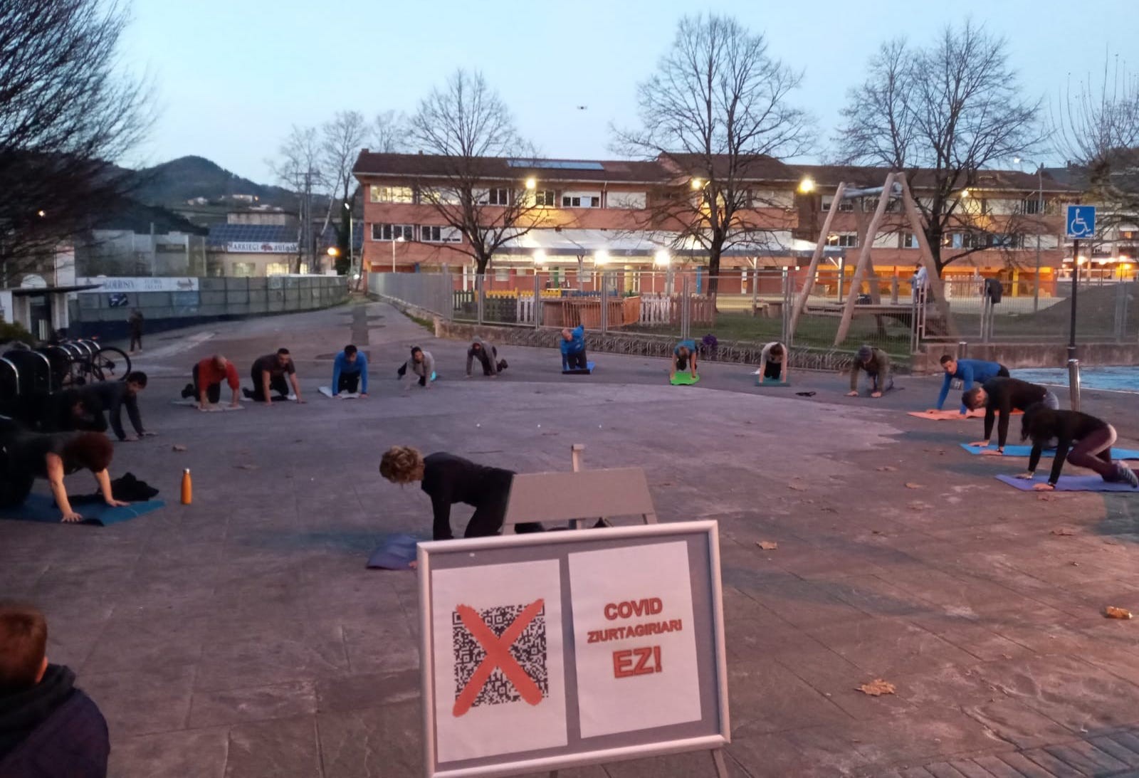 Gimnasia ariketak Agorrosin kanpoan, kiroldegirako 'COVID ziurtagiria' behar dela salatzeko