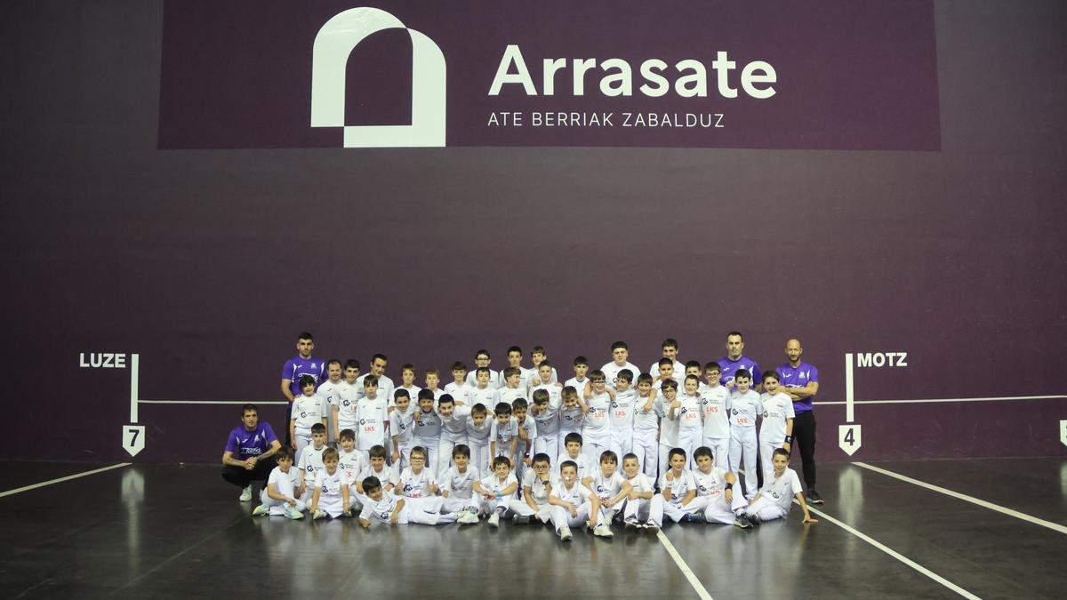 Arrasate Pilota Taldeak 2025-2026 denboraldiko argazkia atera du Uarkapen