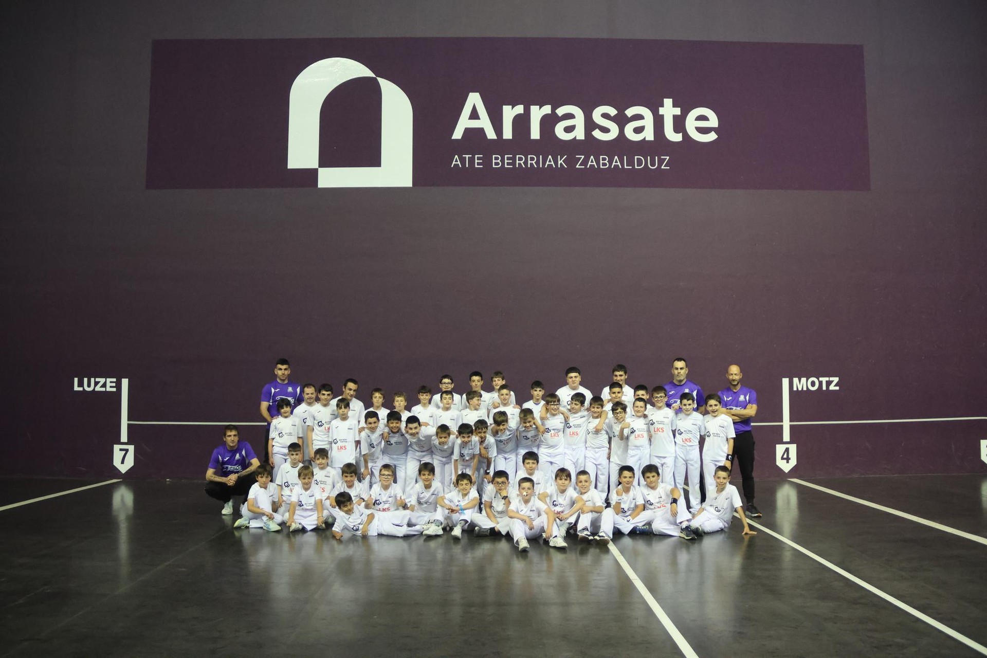 Arrasate Pilota Taldeak 2025-2026 denboraldiko argazkia atera du Uarkapen