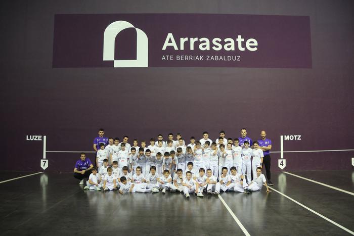 Arrasate Pilota Taldeak 2025-2026 denboraldiko argazkia atera du Uarkapen