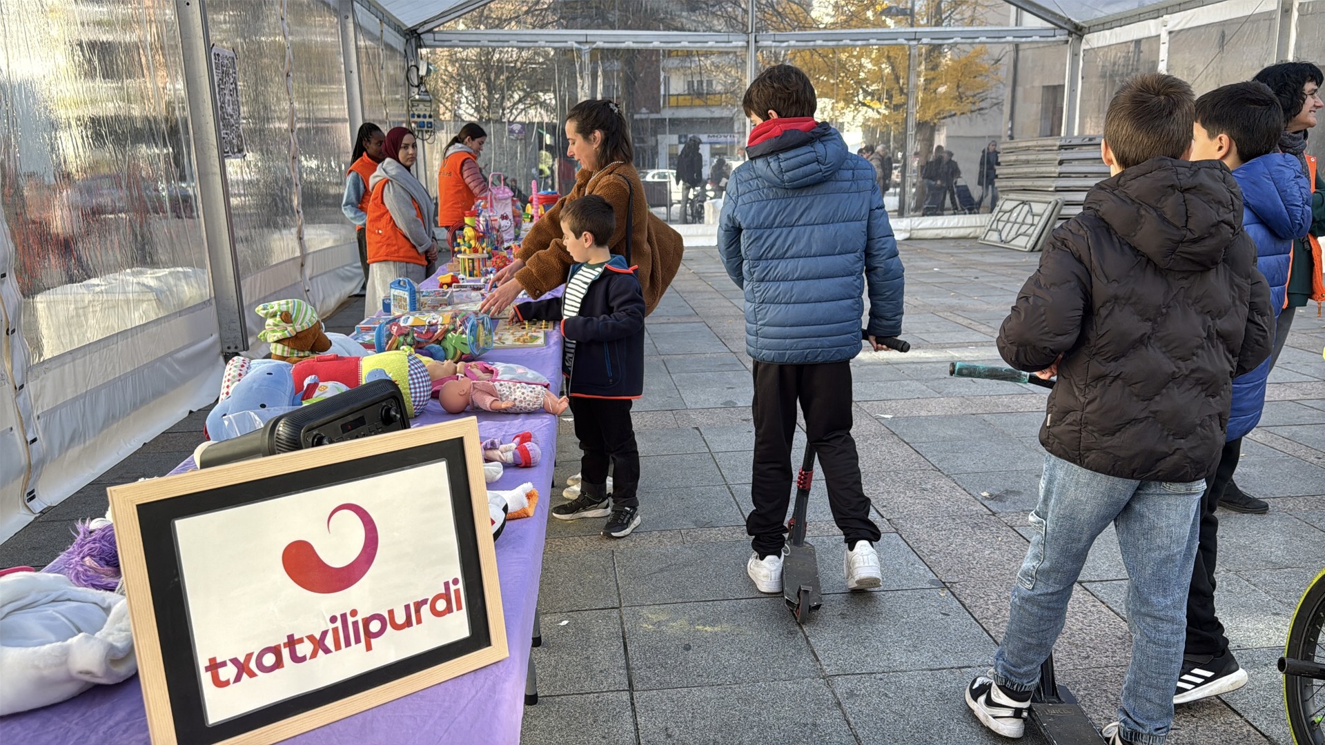 Jostailuak trukatzen ibili dira gaztetxoenak