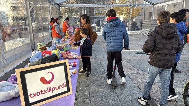 Jostailuak trukatzen ibili dira gaztetxoenak