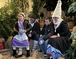 Olentzero eta Mari Domingi beti bezain irribarretsu heldu dira Elgetako plazara