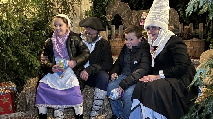 Olentzero eta Mari Domingi beti bezain irribarretsu heldu dira Elgetako plazara