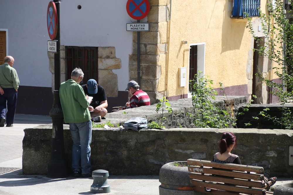 'Sketchcrawl' Bergaran, kalean eta lagunen artean marrazteko