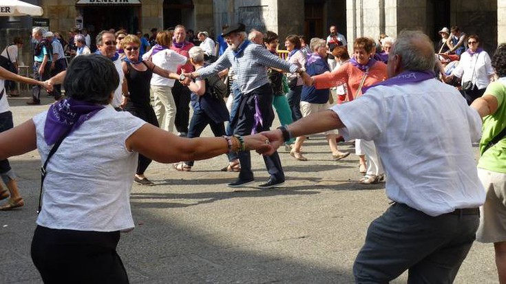 Plazako dantza tradizionalak ikasteko aukera, urte eta erdiren ostean