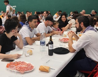 Udal pilotalekuan elkartu dira eskoriatzarrak herri bazkaria egiteko