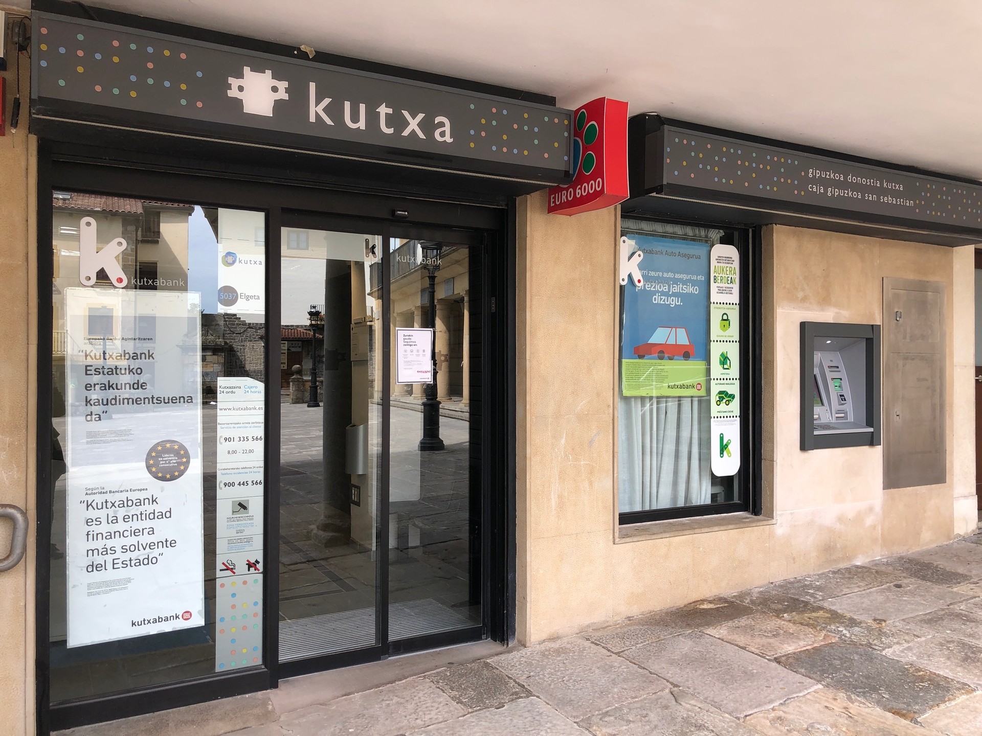 Elgetako EH Bilduk bat egin du Kutxabankeko bulegoa ixteko erabakiaren aurrean Xalbadorpek hasi duen sinadura bilketarekin