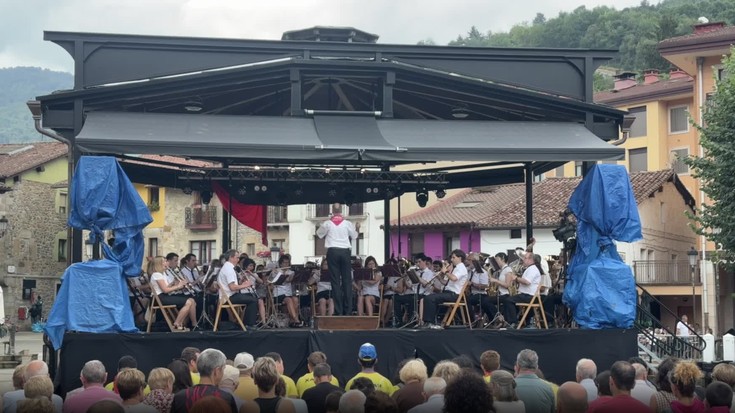 Bergarako Musika Bandaren kalejira eta kontzertua, Antzuolako kaleak musikaz betetzeko