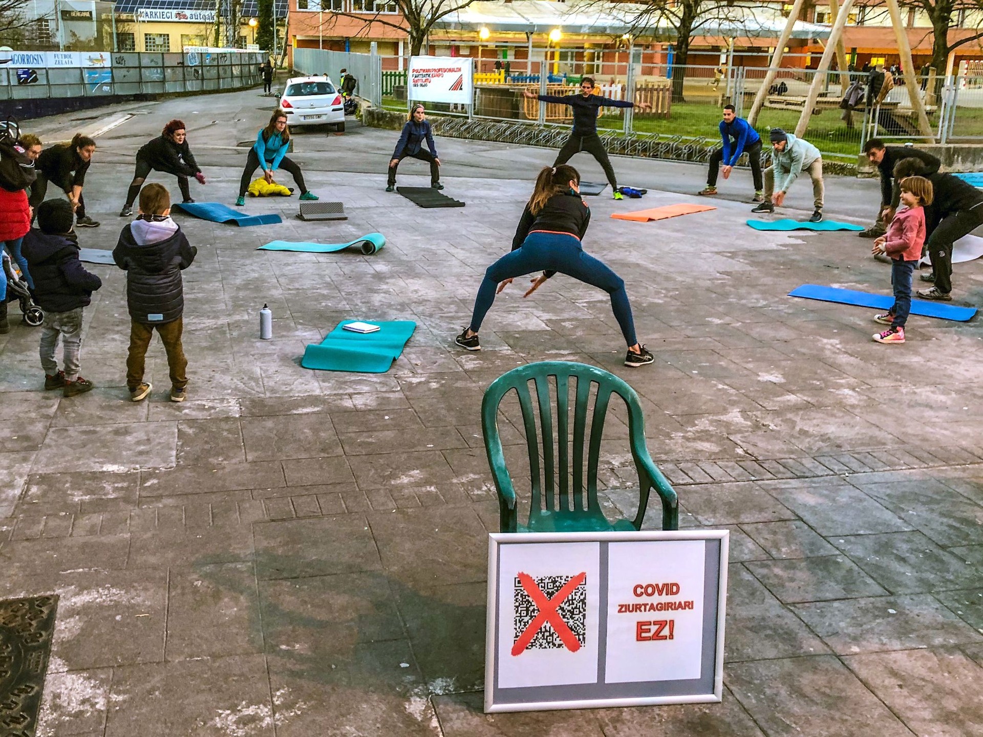 Gimnasia ariketak kalean protesta moduan, 'COVID ziurtagiria' salatzeko