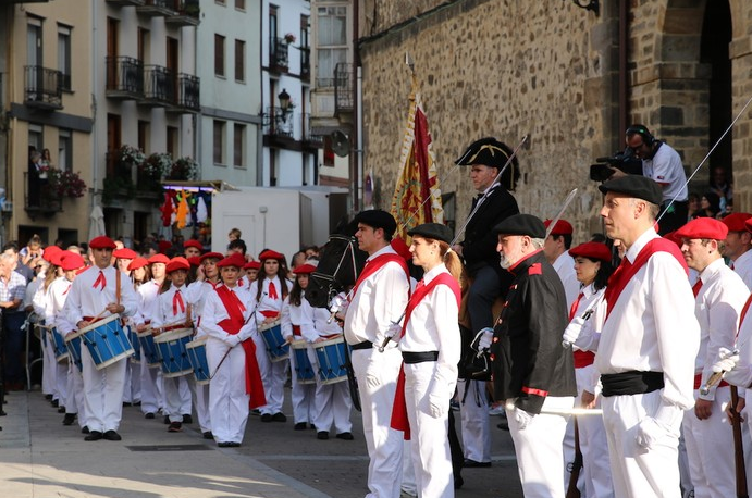 Alardeko entsegu nagusia gaur, plazan