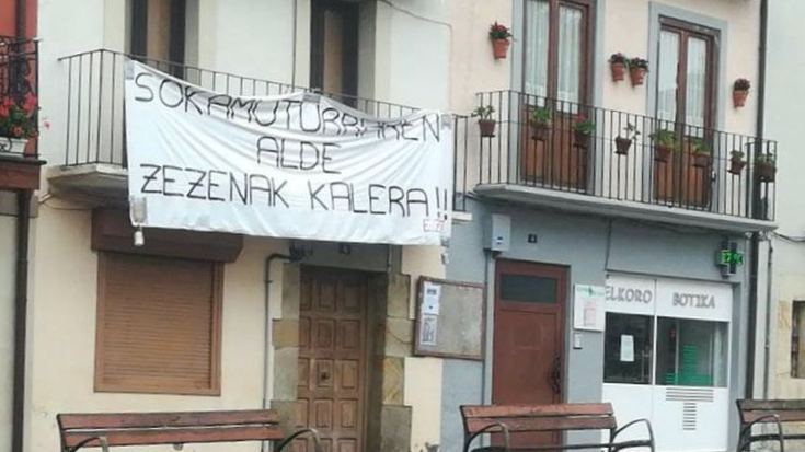 Eguazten gauetik eguen goizera bitartean sokamuturren aldeko pankarta Ferixa Nagusiko jaietan