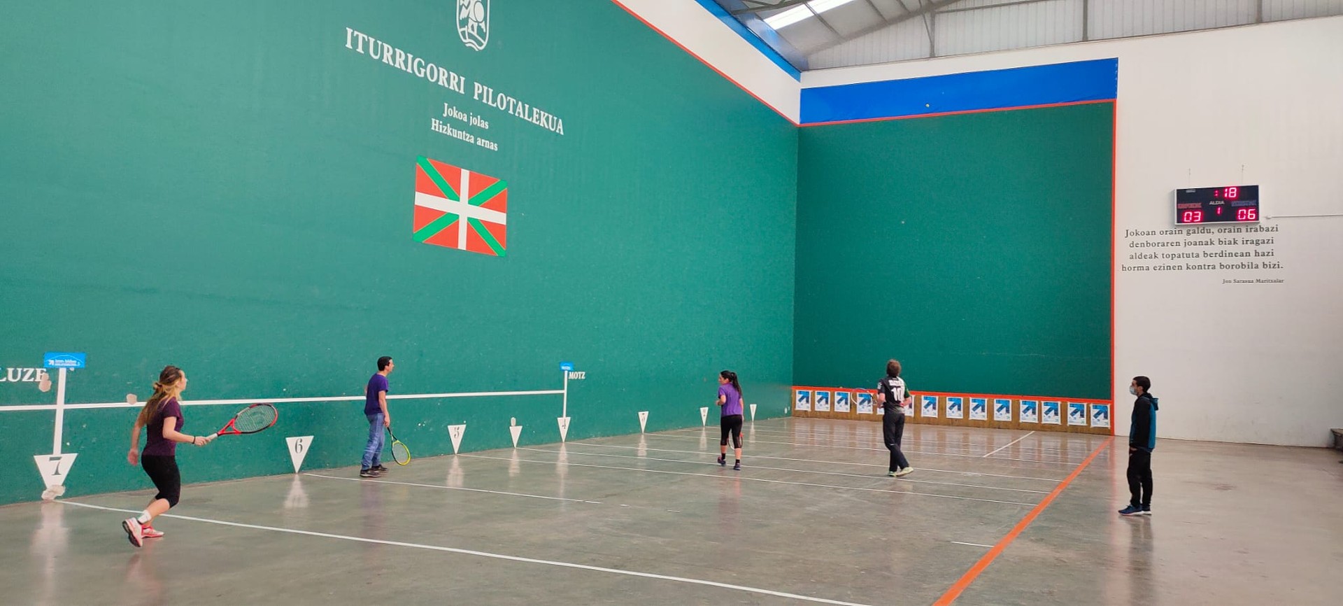 Hamabi bikotek jardungo du nor baino nor gehiago frontenis txapelketan