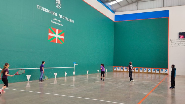 Hamabi bikotek jardungo du nor baino nor gehiago frontenis txapelketan