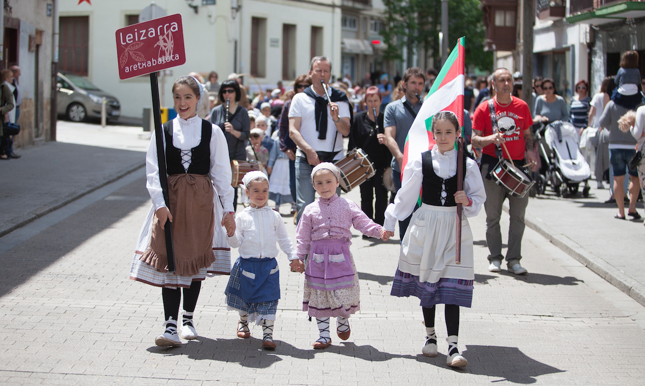 Euskal dantzak kalean domekan, umeen eskutik