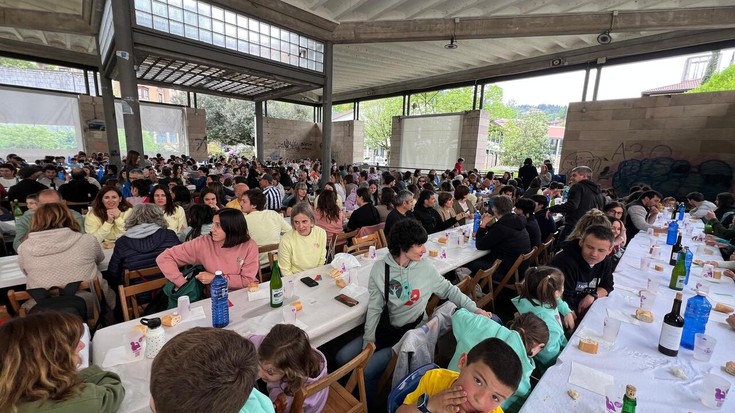 Txantxiku Ikastolaren eguna, bazkari eta guzti ospatu dute