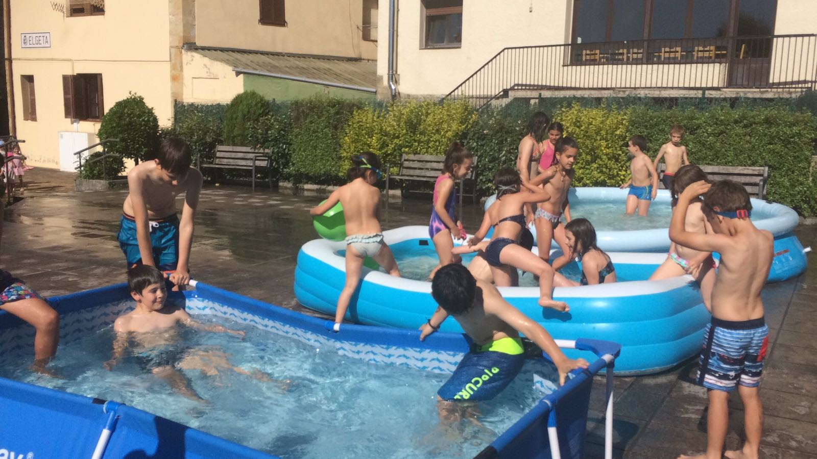 Ur jolasak dituzte gaur Elgetako udalekuetan
