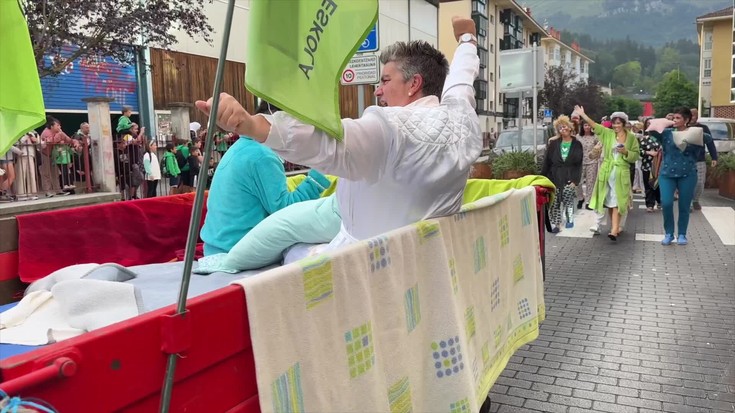 Pijama jantzita egin diote ongietorria ikasturteari Kurtzebarri eskolan