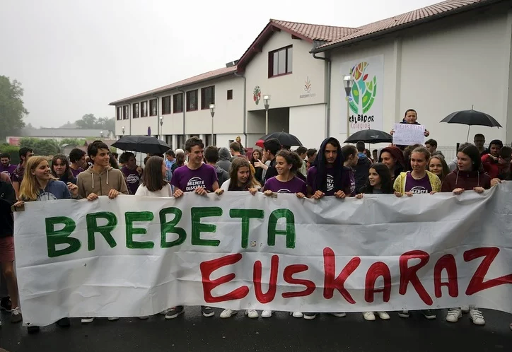 Euskalgintzak Baionan deituriko manifestaziora joateko autobusa antolatu dute Arizmendi eta Aranzadi ikastolek