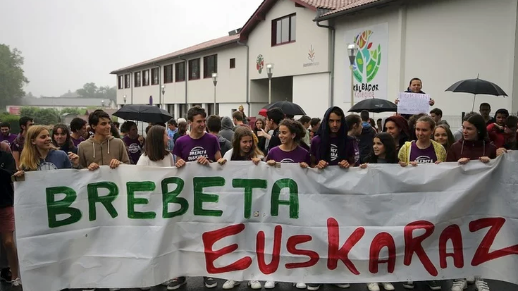 Euskalgintzak Baionan deituriko manifestaziora joateko autobusa antolatu dute Arizmendi eta Aranzadi ikastolek