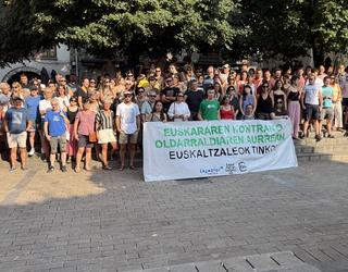 Elkarretaratzea egin dute Bergaran "euskararen aurkako oldarraldiari aurre egiteko"