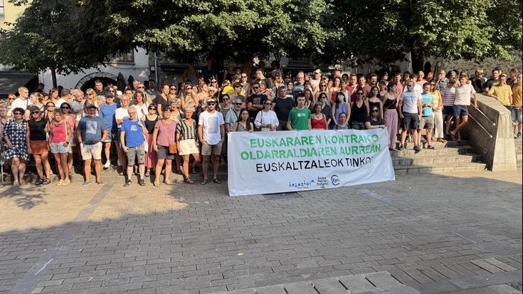 Elkarretaratzea egin dute Bergaran "euskararen aurkako oldarraldiari aurre egiteko"