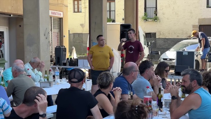 Bazkaria, bertsoak eta trikitia Eperra elkartearen urtemuga ospatzeko