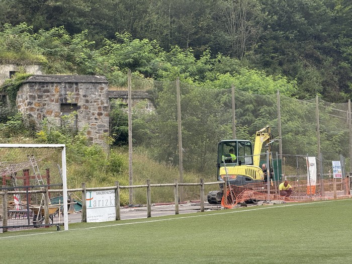 Harmailak, lehendabiziko aldiz, Eztala futbol zelaian