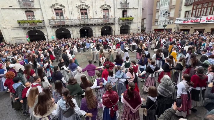 Txerri dantzak bete egin du Herriko Plaza