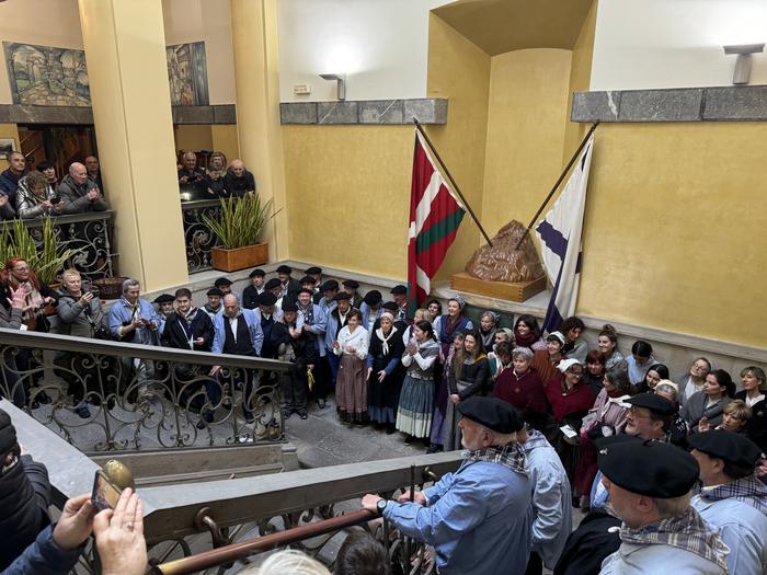 Santa Ageda bezperan kantu eskean ariko dira, indarberritzen ari den ohiturari eutsiz