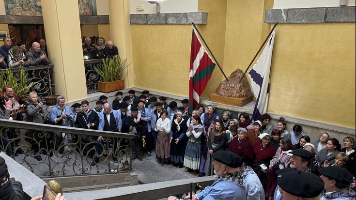 Santa Ageda bezperan kantu eskean ariko dira, indarberritzen ari den ohiturari eutsiz