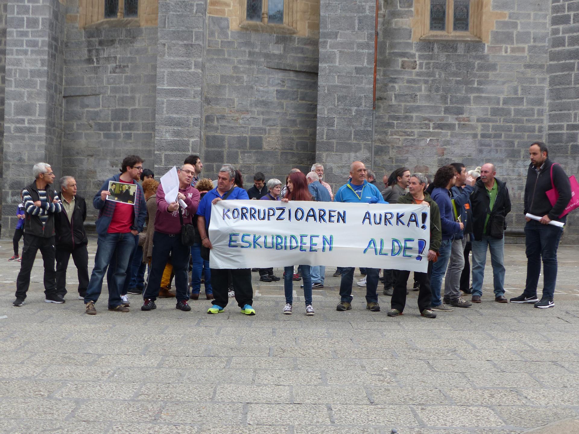 Ustelkeriaren aurkako aldarria egin zuten atzo EH Bilduk, Baleikek eta Irabazik