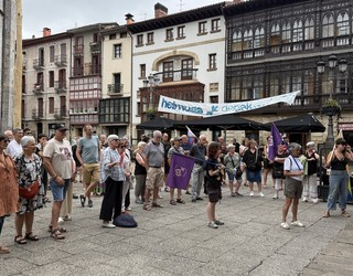 Arrasate LGTBIQ+ pertsonendako "herri bizigarria, askea eta segurua" izatea aldarrikatu dute