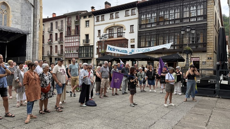 Arrasate LGTBIQ+ pertsonendako "herri bizigarria, askea eta segurua" izatea aldarrikatu dute