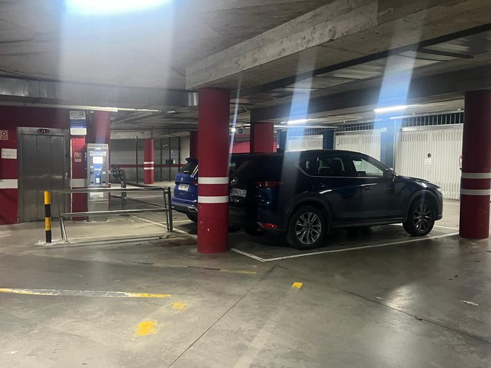 Argia kenduko dute ordubetez kiroldegiko lur azpiko aparkalekuan